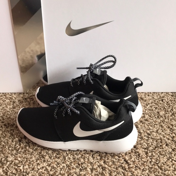 Nike Shoes - Nike roshe one